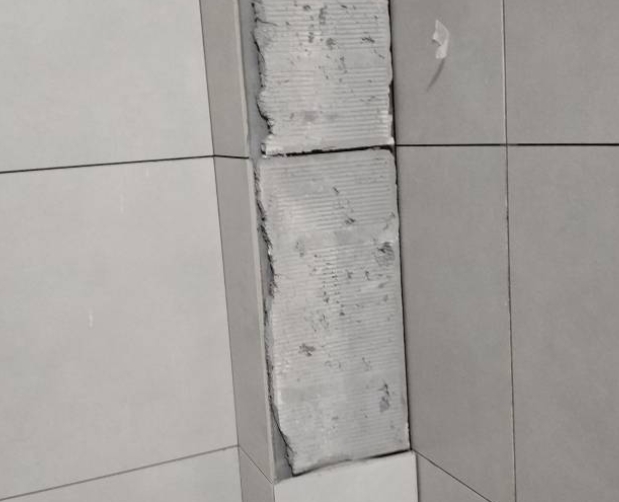 平舆瓷砖空鼓维修公司分享下瓷砖施工前基层浇水润湿程度不足，可能导致以下问题
